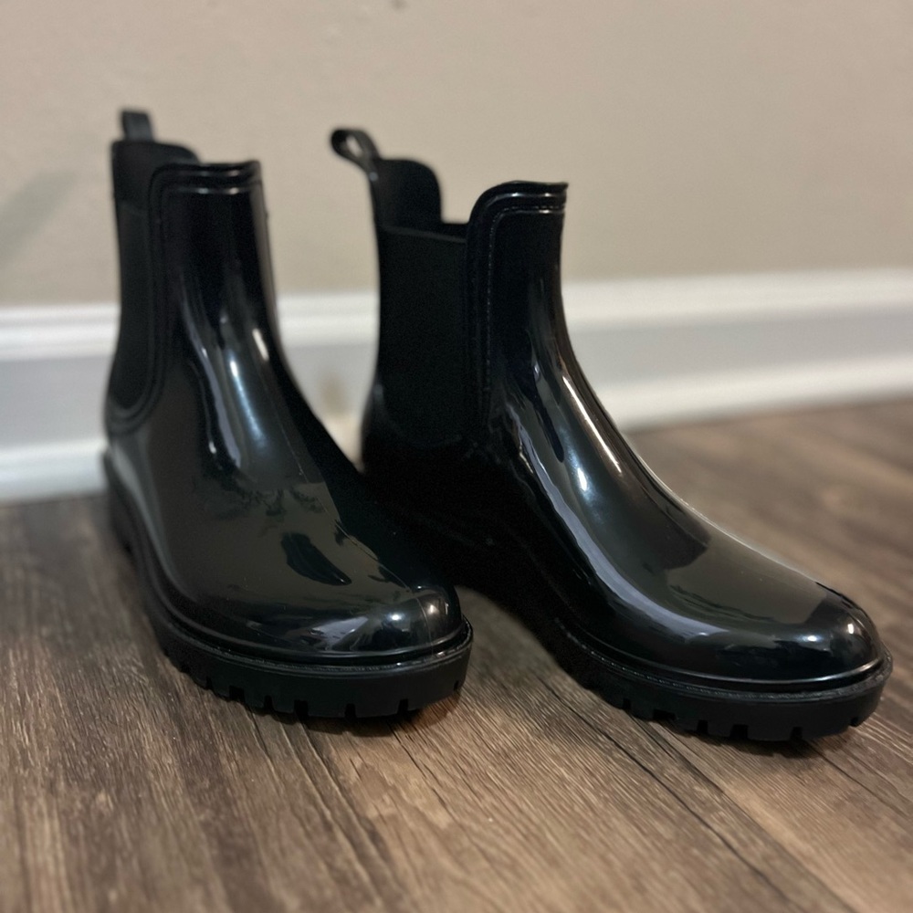 Black women’s Chelsea rain boots.